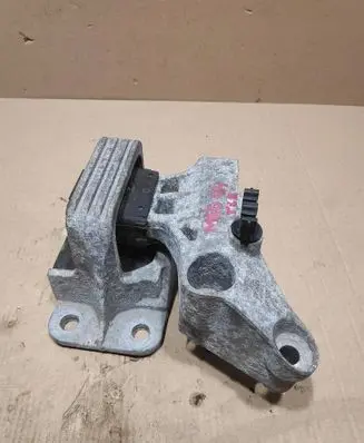 Engine mount vacuum valve