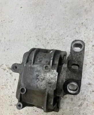 Volkswagen PASSAT B6 Engine mount bracket 1K0199262