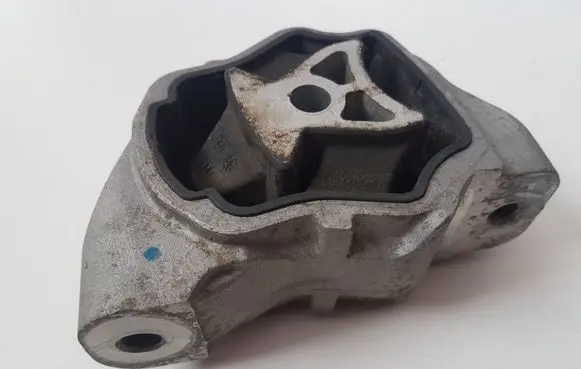 Volvo V70 Engine mount bracket 8070M18