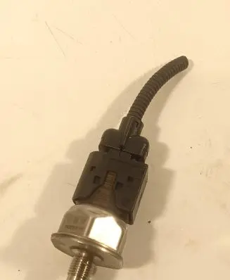 BMW 3 E90 E91 Fuel pressure sensor 753731905