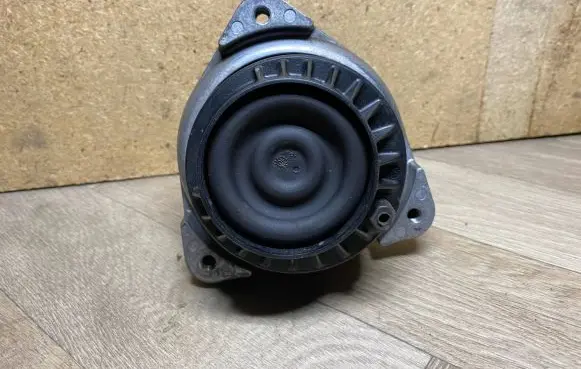BMW 7 F01 F02 F03 F04 Engine mount bracket 6775905 22116775905 2211677590502