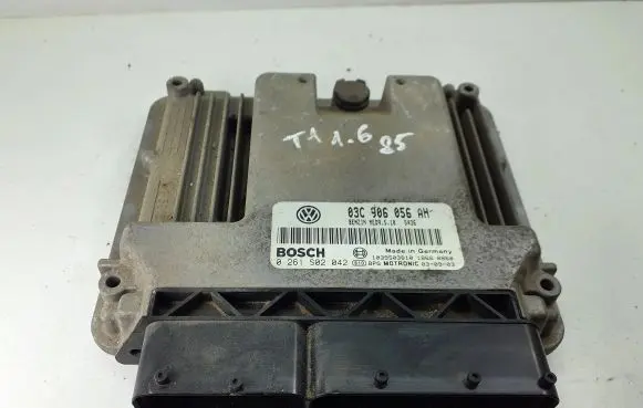 Volkswagen Golf V Engine control unit/module 03C906056AH 1039S03810 0261S02042