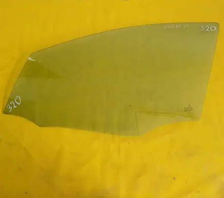 Mercedes-Benz B W245 Front door window glass four-door