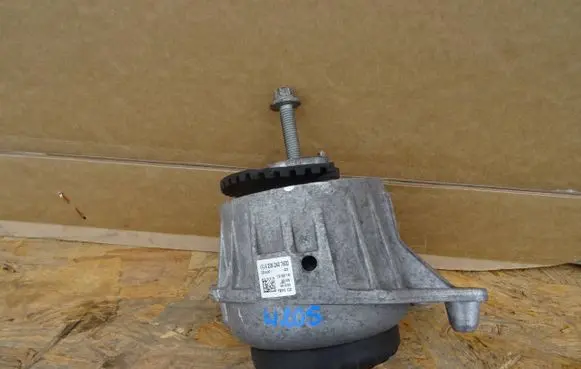 Mercedes-Benz C W205 Engine mount bracket A2052407600