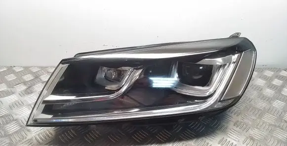 Volkswagen Touareg II Headlight/headlamp