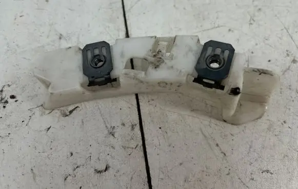 Peugeot 208 I Front bumper mounting bracket 9673270380 I083973X