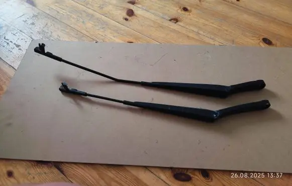Volkswagen Golf V Front wiper blade arm 1K1955410 1K1955409