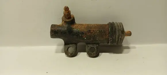 Toyota Land Cruiser (BJ70) Clutch slave cylinder