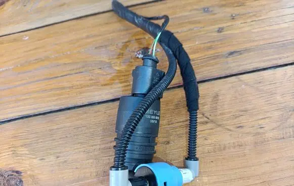 Skoda Fabia Mk2 (5J) Windscreen/windshield washer pump 1009550010