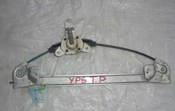 Rear door manual window regulator