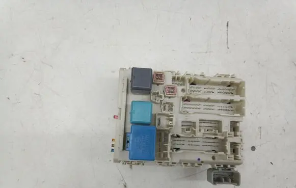 Toyota Yaris Fuse module 8273052700