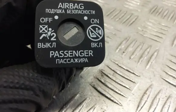 Toyota C-HR I Passenger airbag on/off switch 