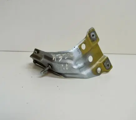 Volkswagen Eos Fender mounting bracket 1Q0821135