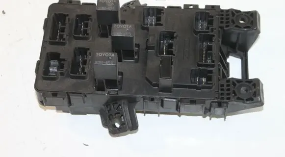 Toyota Avensis T220 Fuse module 8264105011