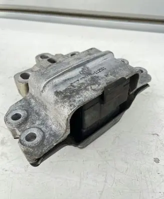 Volkswagen Tiguan Engine mount bracket 3C0199555