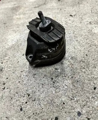 BMW 5 E60 E61 Engine mount bracket 6769874