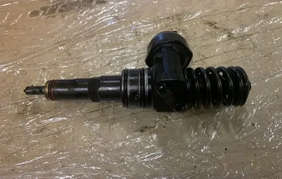 Volkswagen PASSAT B6 Fuel injector 038130073AG