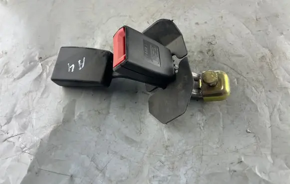 Middle seatbelt buckle (rear)