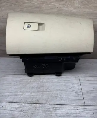 Volvo V70 Glove box 30676278