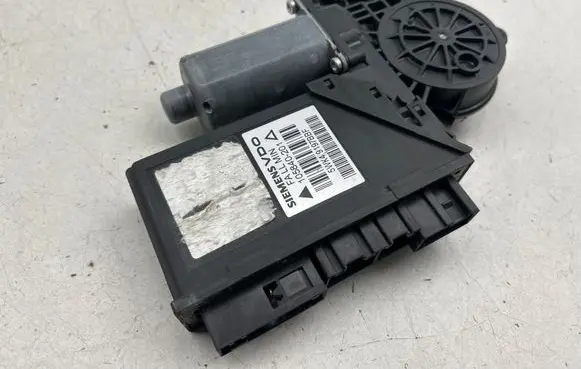 Audi A4 S4 B7 8E 8H Front door window regulator motor 0130821765