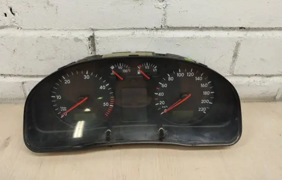 Volkswagen PASSAT B5 Speedometer (instrument cluster) 110008794