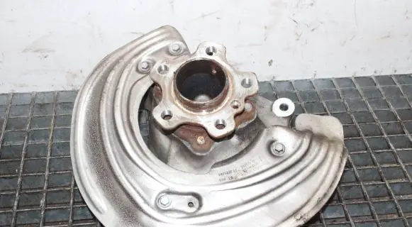 BMW i4 Front wheel hub