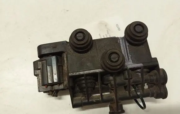 Land Rover Discovery 3 - LR3 Air suspension valve block RVH000055