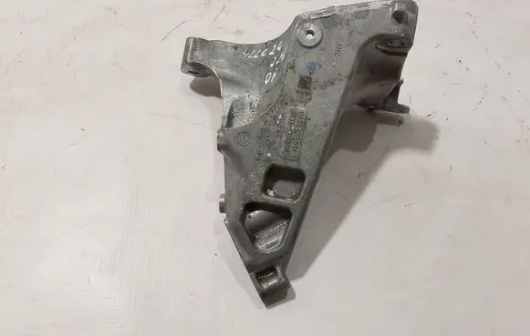Engine mounting bracket