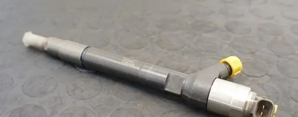 Opel Astra J Fuel injector 55570012