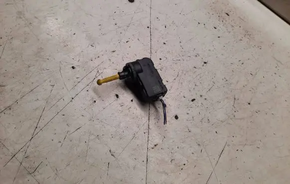 Opel Corsa C Headlight level adjustment motor 24405672 08H140