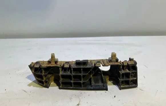 Front bumper mounting bracket
