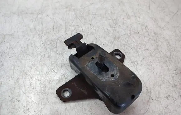 Volkswagen Amarok Engine mount bracket