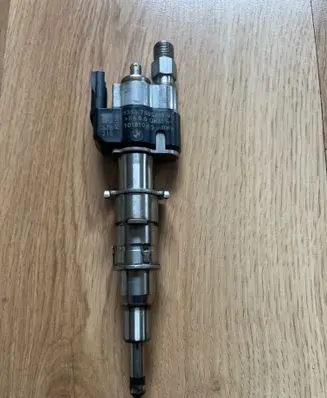 BMW 1 E82 E88 Fuel injector 7585261 13537585261