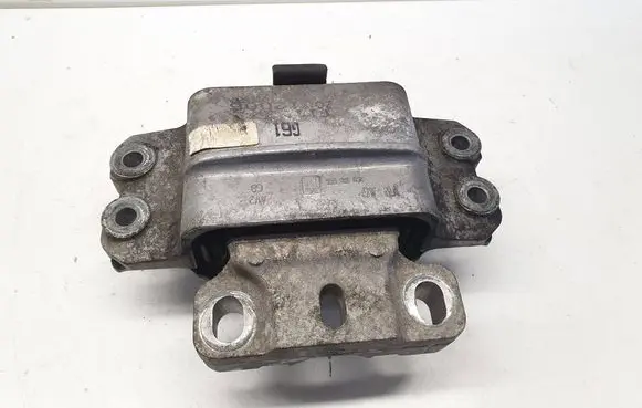 Volkswagen PASSAT B6 Engine mount bracket 3C0199555