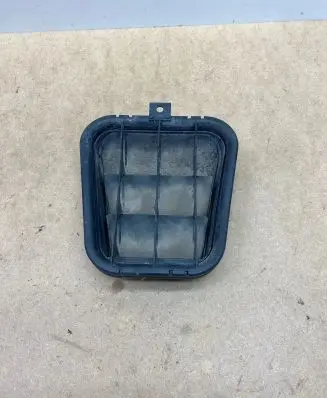 Audi A4 S4 B7 8E 8H Quarter panel pressure vent 4B0819181B