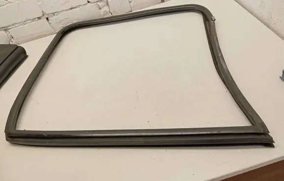Iveco Daily 35.8 - 9 Rubber seal front door window/glass 