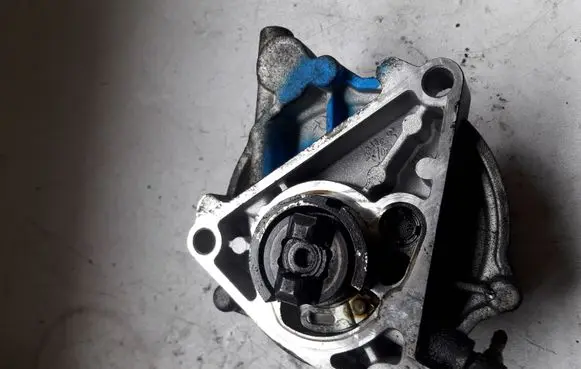Opel Zafira B Vacuum pump