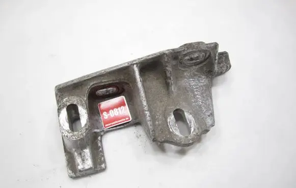 Engine mounting bracket