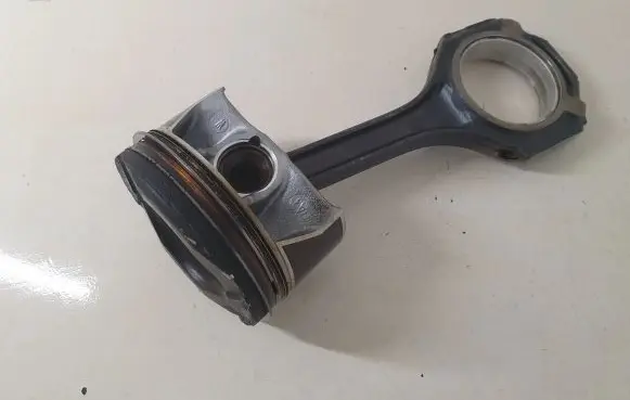 Mercedes-Benz C W205 Piston with connecting rod
