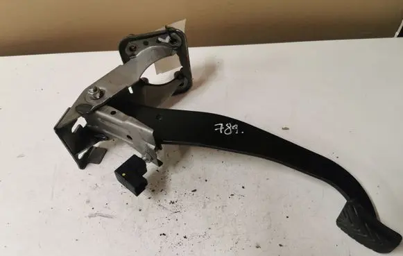 KIA Sorento Brake pedal