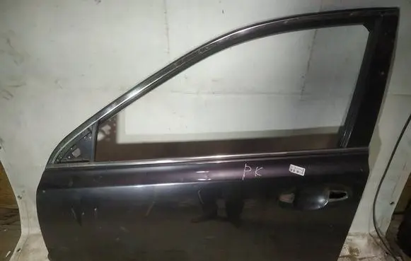 Subaru Legacy Front door juodos