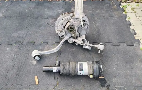 BMW X5 G05 Front wheel hub spindle knuckle 16402