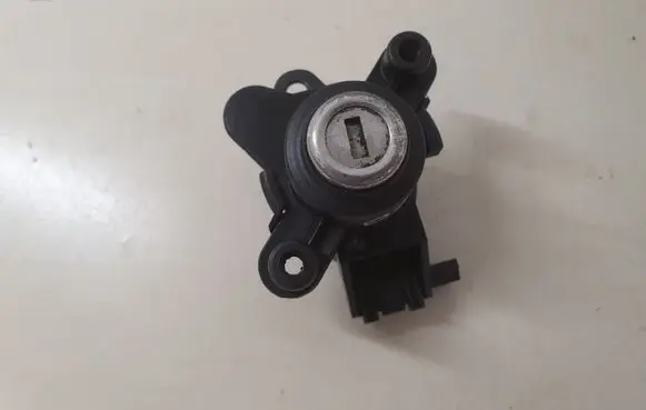 BMW 3 E46 Tailgate exterior lock 8196052