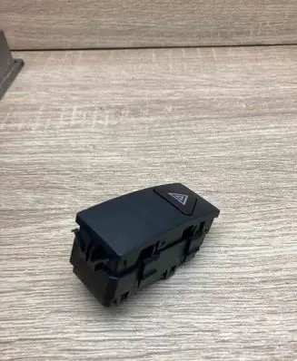 Mercedes-Benz E W212 Hazard light switch 2129052400 33692612