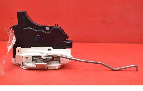 Mitsubishi Lancer VIII Front door lock 