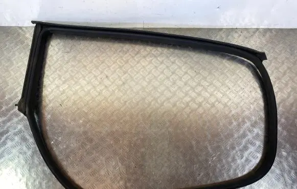 Maserati Quattroporte Front door rubber seal