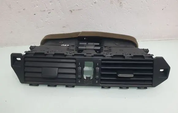 BMW 5 E60 E61 Dash center air vent grill 6910734