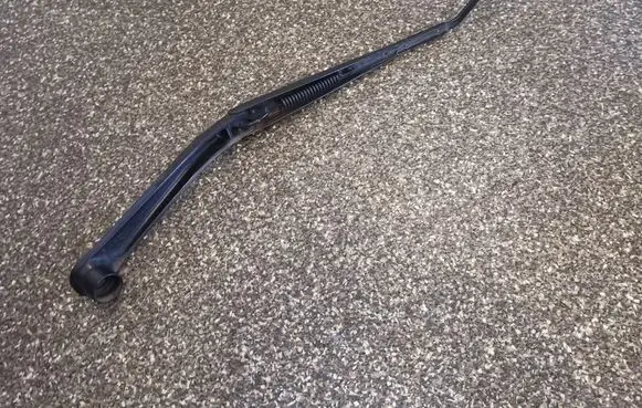 Chrysler 300 - 300C Front wiper blade arm