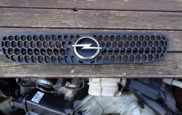 Opel Agila A Front bumper upper radiator grill