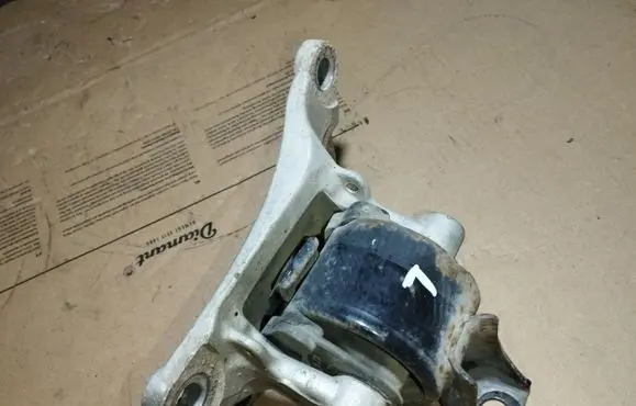 Honda FR-V Engine mount bracket